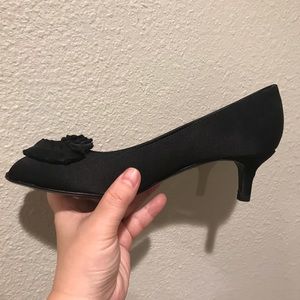 Vaneli di notti peep toe low heels
